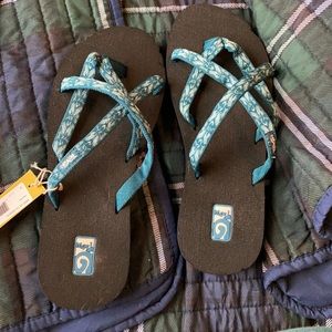 Cute teva sandals! Size 8!